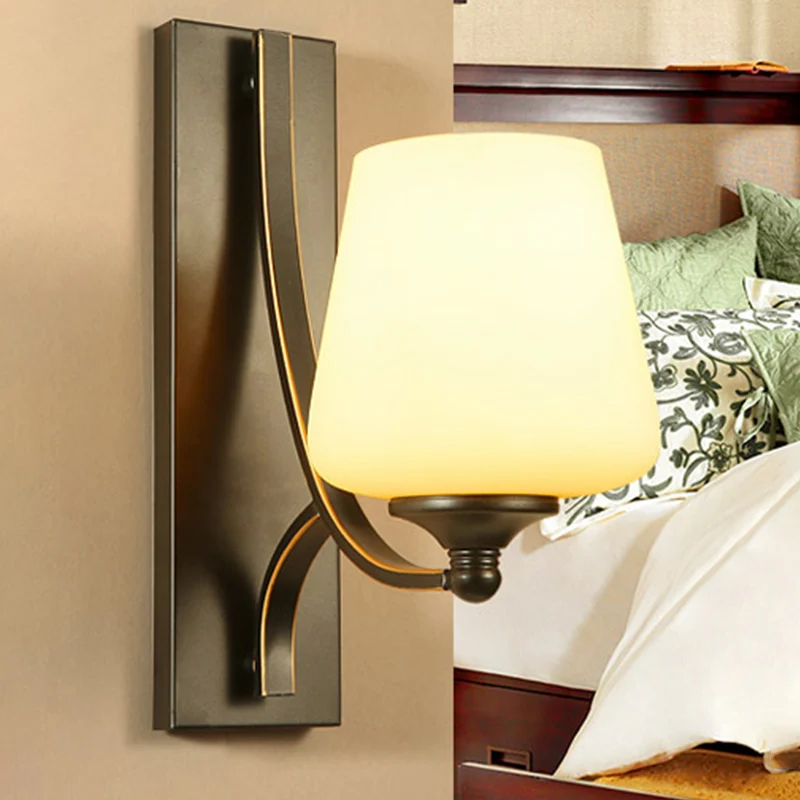 Traditioneel taps toelopend wandgemonteerd licht 1 lamp mat wit glazen wandkandelaarlamp zwart voor slaapkamer Clearhalo
