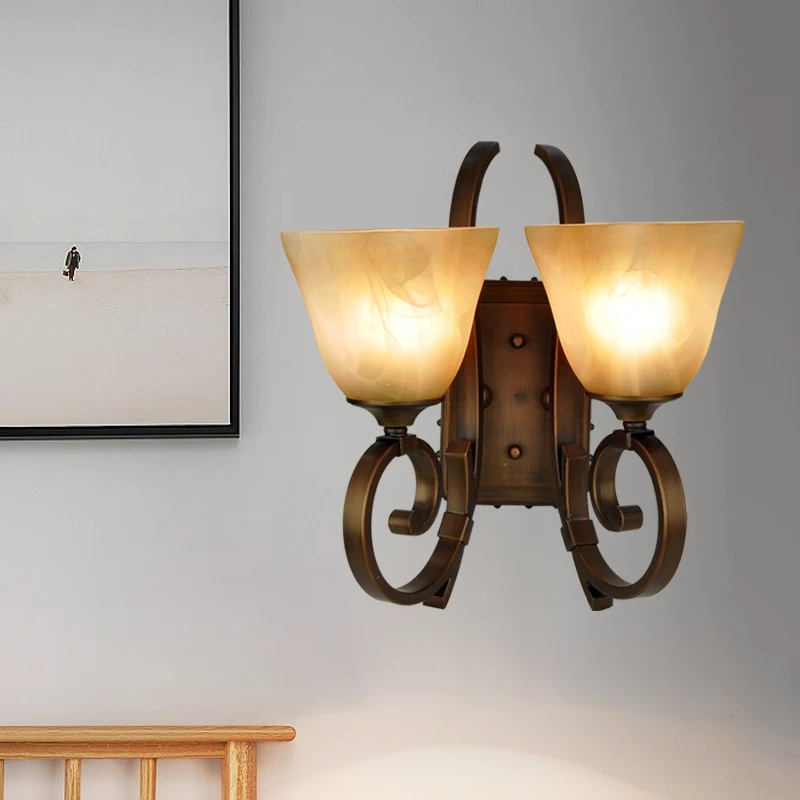 Traditionele klokkenlamp met 2 lampen, matglazen wandlamp brons met scrollende arm Clearhalo