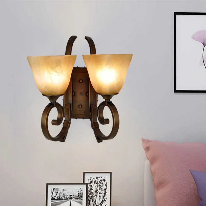 Traditionele klokkenlamp met 2 lampen, matglazen wandlamp brons met scrollende arm Clearhalo