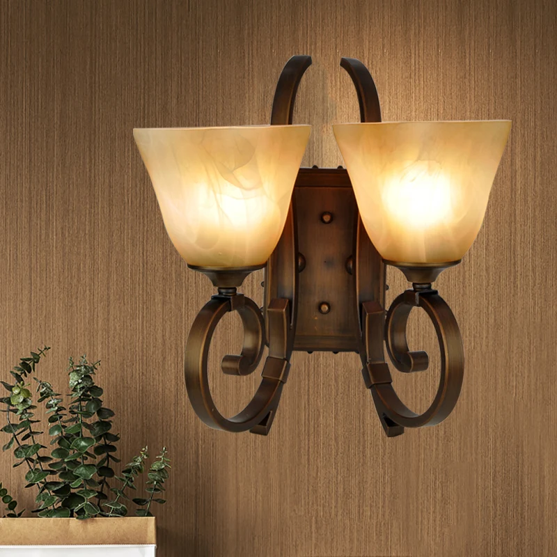 Traditionele klokkenlamp met 2 lampen, matglazen wandlamp brons met scrollende arm Clearhalo