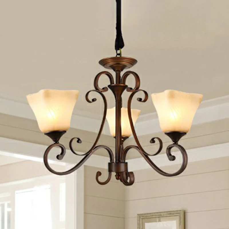 Traditionele klokvormige plafondverlichting, opaalglazen kroonluchterlamp met scrollarm koper Clearhalo