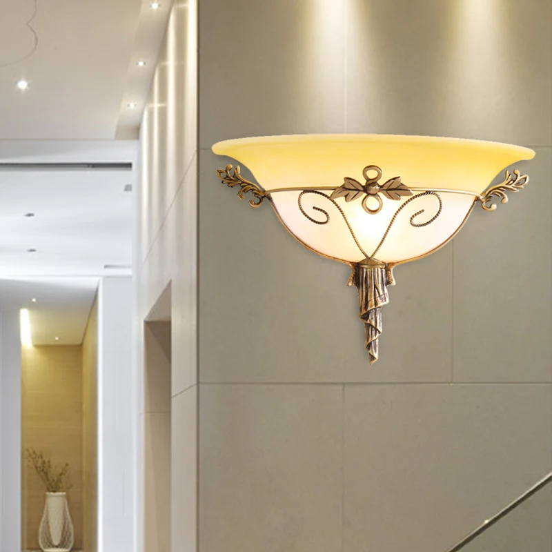 Traditionele trompetblaker wit/geel glas 1 lamp wandgemonteerd lichtarmatuur met bladdeco voor trap Clearhalo