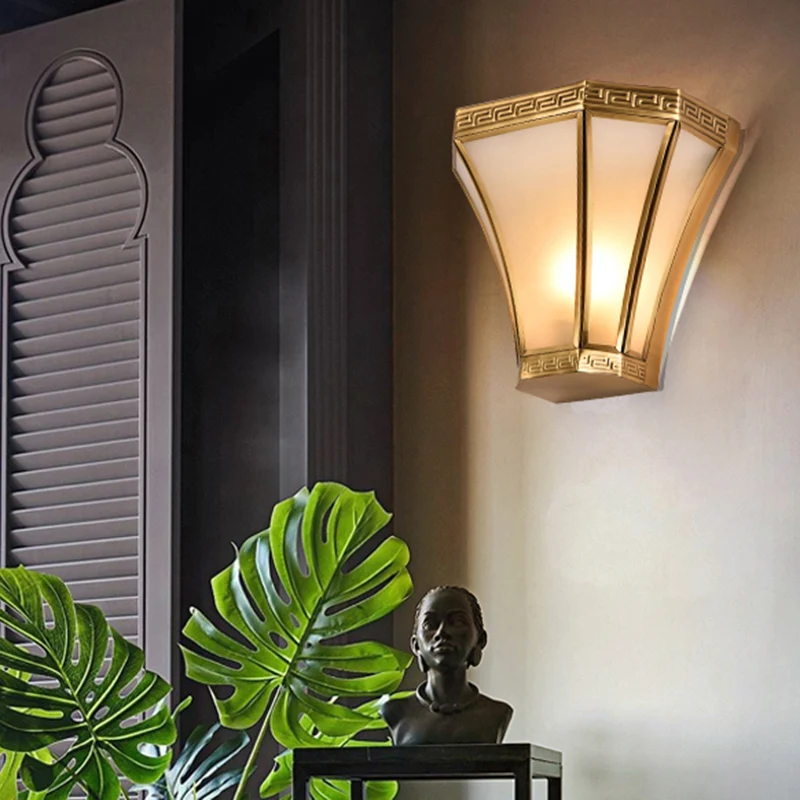Uitlopende messing schanslamp Vintage 1-lamp goudkleurige wandgemonteerde lamp met matglazen kap Clearhalo