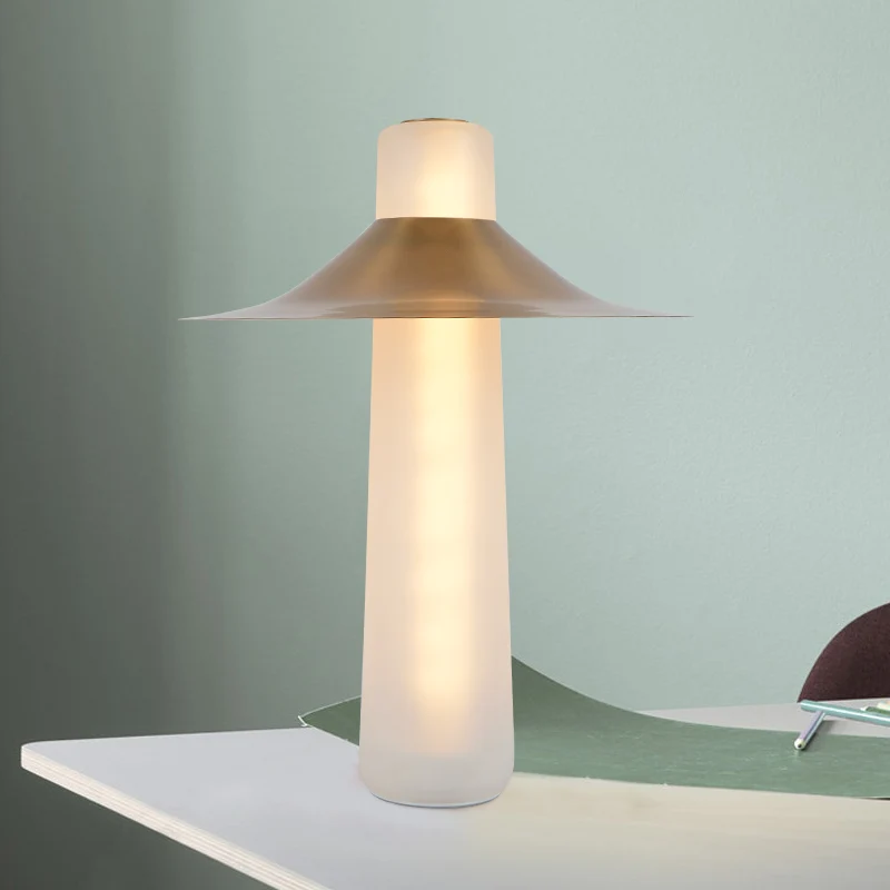 Uitlopende nachtkastjelamp Moderne ijzeren LED-nachtkastjelamp goud met buisvormige witte glazen voet Clearhalo
