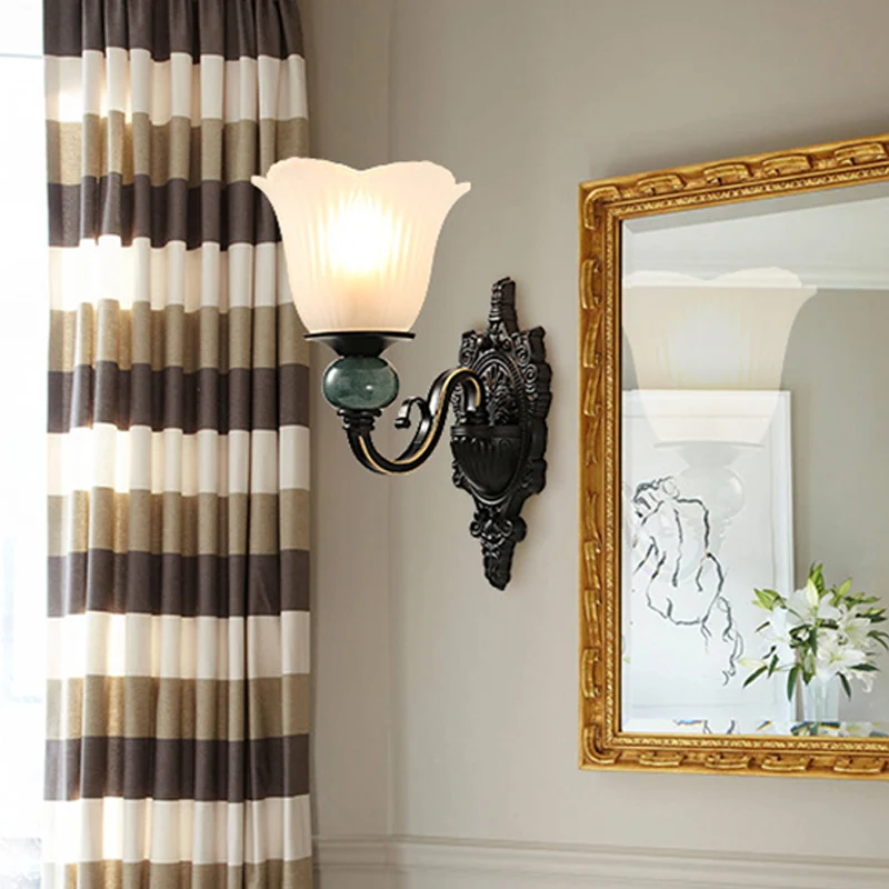 Uitlopende slaapkamer wandmontage verlichting klassieke stijl matglas 1 kop zwarte afwerking wandlamp Clearhalo