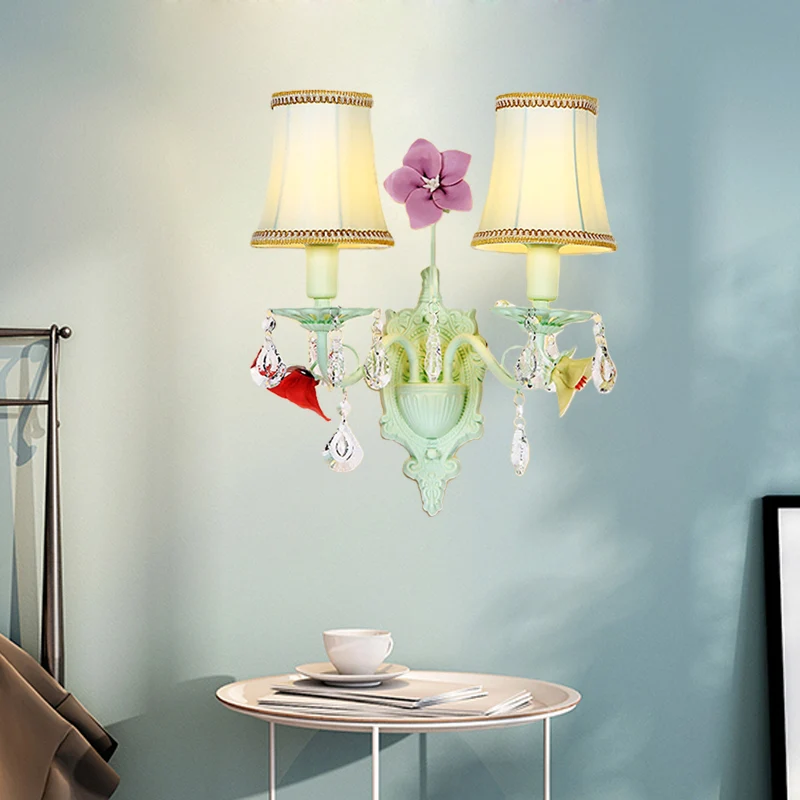 Uitlopende wandlamp pastorale stijl, 2 lampen, stoffen wandkandelaar lichtblauw met kristallen accent Clearhalo
