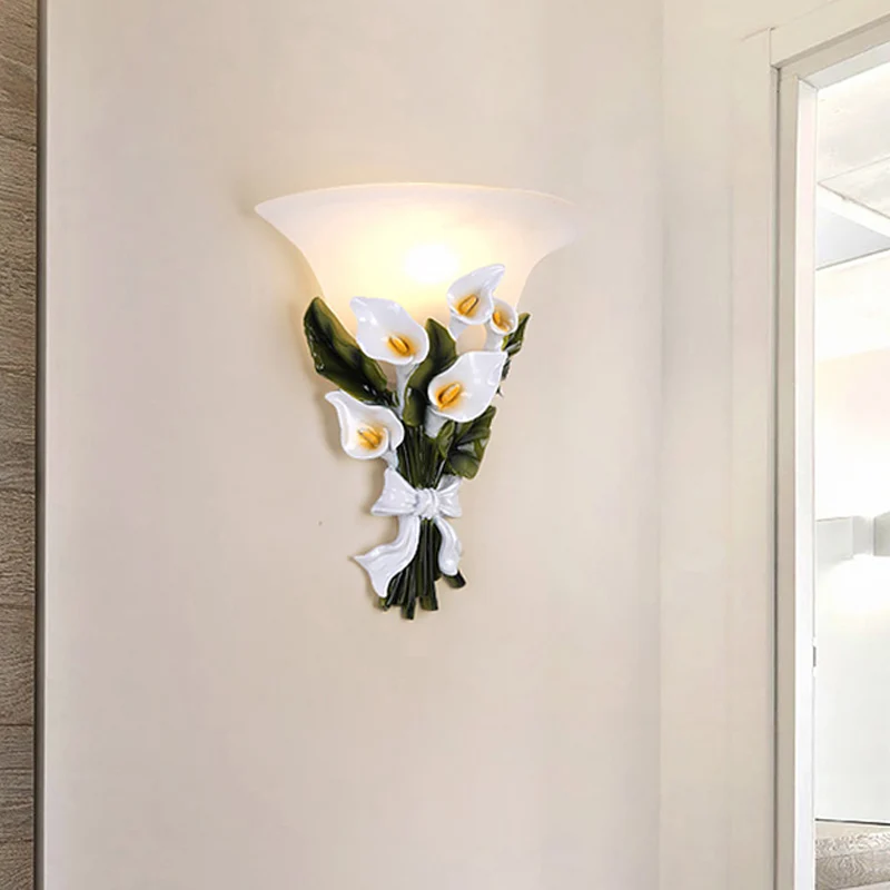 Uitlopende witte glazen schanslamp Rustiek 1 licht Woonkamer wandgemonteerd licht met groen boeket Clearhalo