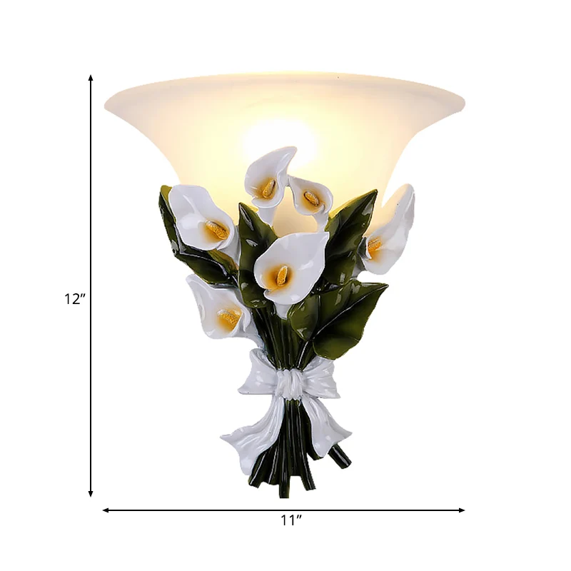Uitlopende witte glazen schanslamp Rustiek 1 licht Woonkamer wandgemonteerd licht met groen boeket Clearhalo