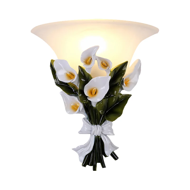 Uitlopende witte glazen schanslamp Rustiek 1 licht Woonkamer wandgemonteerd licht met groen boeket Clearhalo