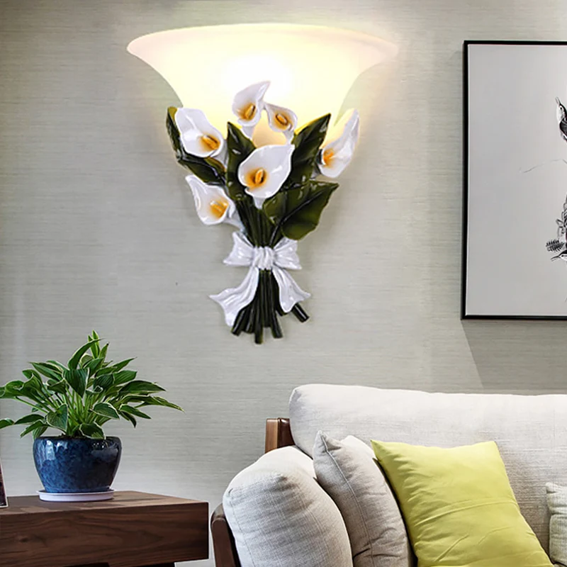 Uitlopende witte glazen schanslamp Rustiek 1 licht Woonkamer wandgemonteerd licht met groen boeket Clearhalo