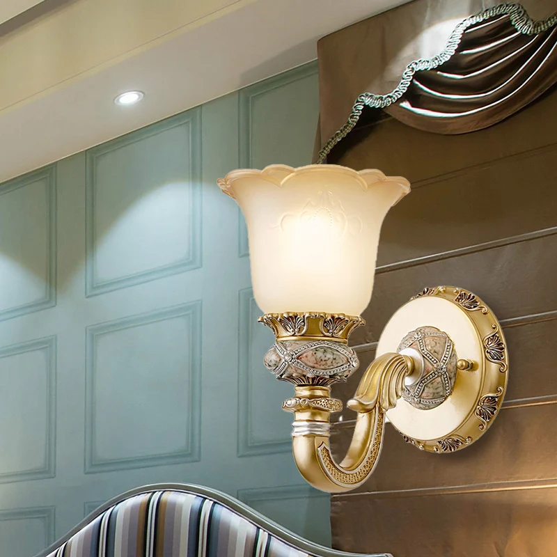 Vintage bloem wandlamp 1 licht matglazen wandkandelaar verlichting met uit metaal gesneden arm goud voor foyer Clearhalo