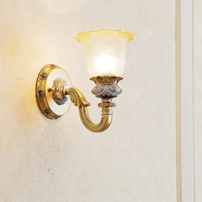 Vintage bloem wandlamp 1 licht matglazen wandkandelaar verlichting met uit metaal gesneden arm goud voor foyer Clearhalo