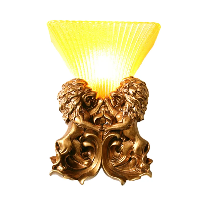 Vintage uitlopende schanslamp 1 lichtgele geribbelde glazen wandlamp met messing afwerking harsleeuw Clearhalo