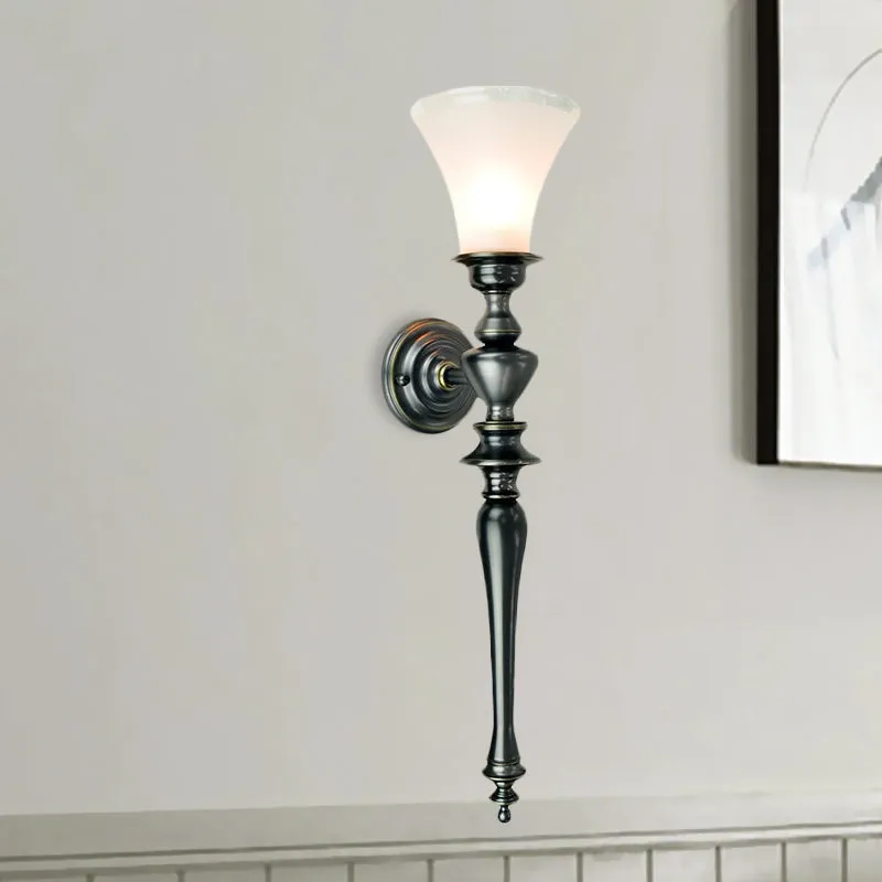 Vintage wandlamp met 1 lamp en taps toelopend melkachtig glas zwart Clearhalo