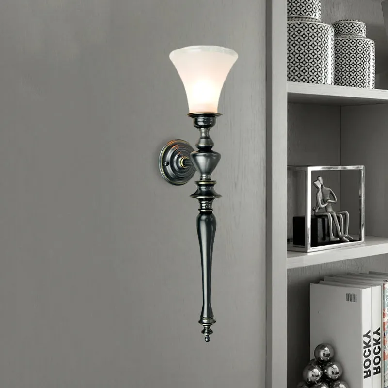 Vintage wandlamp met 1 lamp en taps toelopend melkachtig glas zwart Clearhalo