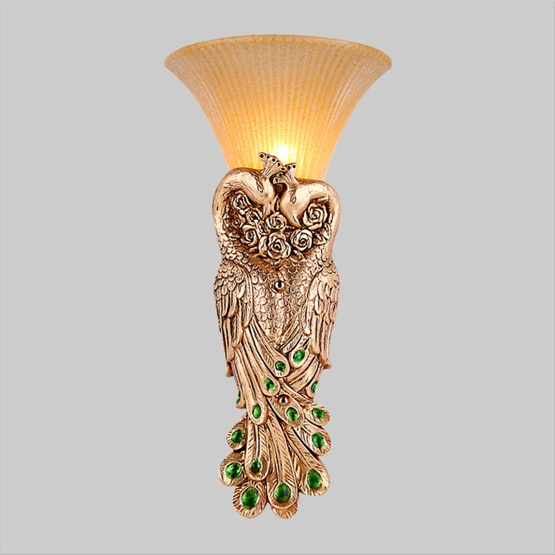 Wandkandelaar met enkele kop Platteland Omgekeerde kegel Amberkleurige gecanneleerde glazen wandlamp met pauwdecor goud Cl...