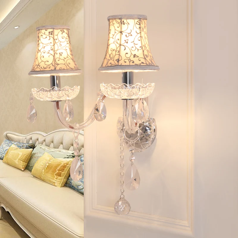 Wandkandelaar met 2 koppen en lampenkap met bloemenmotief, traditionele slaapkamerwandlamp met kristallen druppels Clearhalo