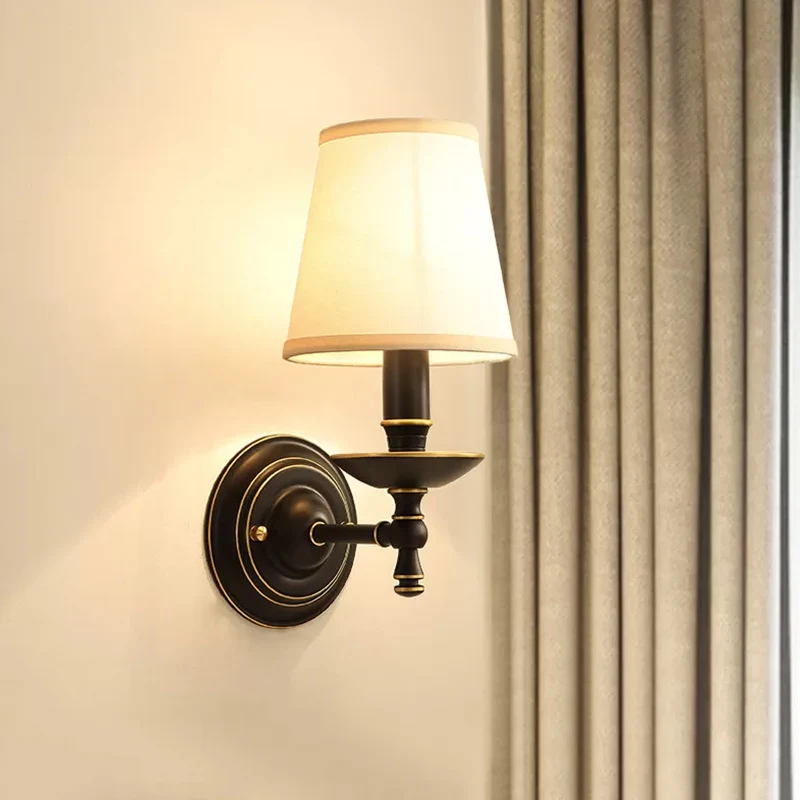 Wandkandelaar met één lamp, vintage kandelaar, metalen wandlamp met taps toelopende stoffen kap zwart Clearhalo