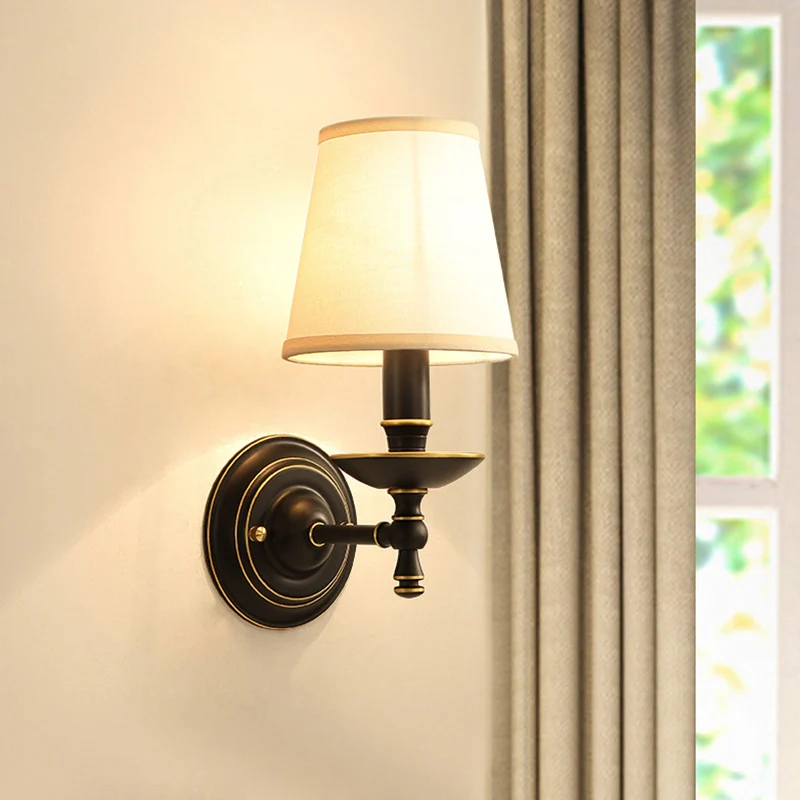 Wandkandelaar met één lamp, vintage kandelaar, metalen wandlamp met taps toelopende stoffen kap zwart Clearhalo