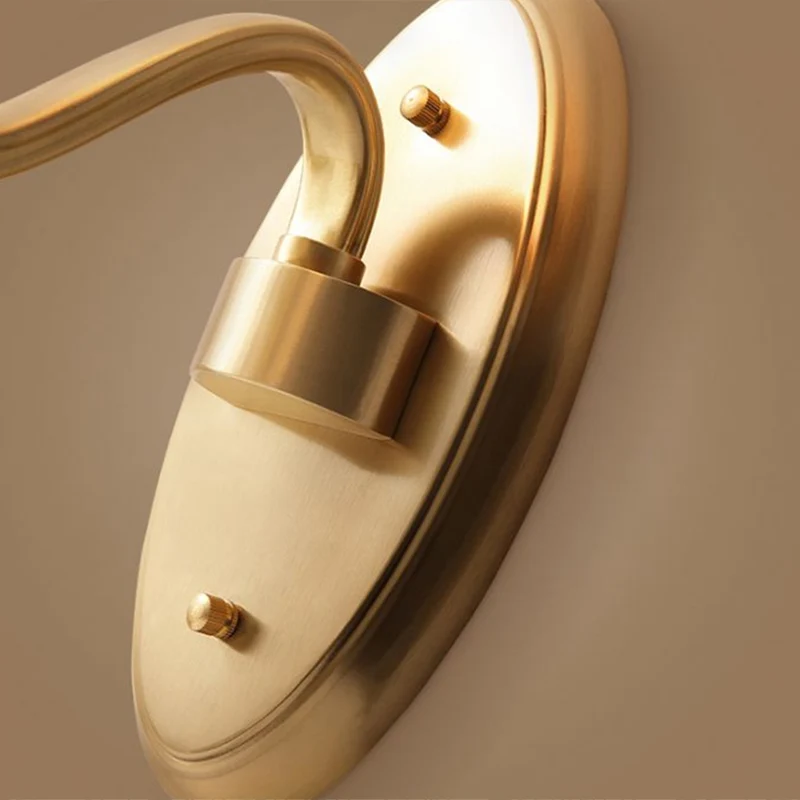 Wandlamp met één lamp, antieke trap en gebogen crèmekleurige glazen kap messing Clearhalo
