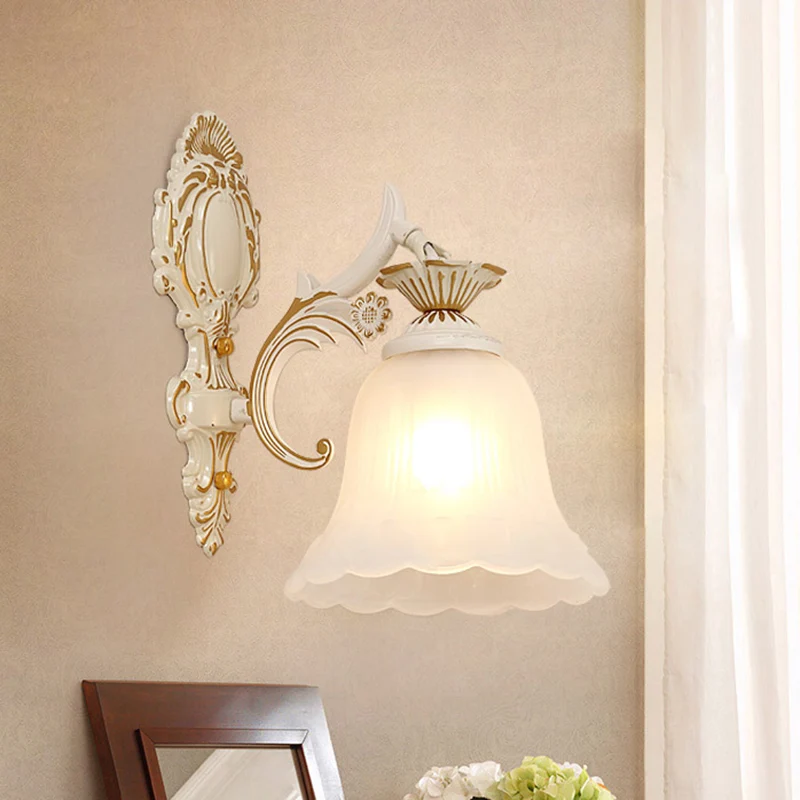 Wandlamp met één lamp, klassieke bloemenkap, matglazen wandverlichtingsarmatuur wit Clearhalo