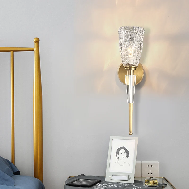 Wandlamp van helder kristal, eigentijds 1-lichts schanslicht met cilinder/taps toelopende kap goud Clearhalo