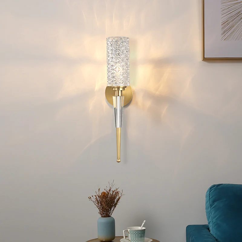 Wandlamp van helder kristal, eigentijds 1-lichts schanslicht met cilinder/taps toelopende kap goud Clearhalo