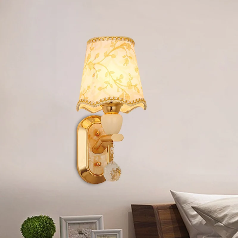 Wandlamp voor 1 slaapkamer, traditionele wandverlichting met goudkleurige afwerking en stoffen kap met geschulpte ton Clea...
