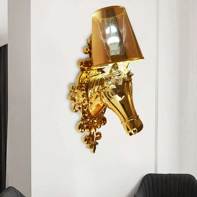 Wandverlichting van stof met één lamp, traditionele goud/zilveren kegel, gang, schanslamp met achterplaat van paardenhoofd...