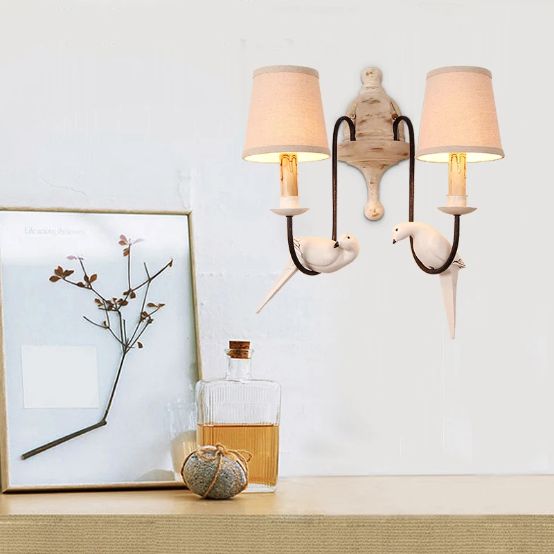 Wandverlichtingsarmatuur met 2 koppen, traditioneel beige stoffen wandkandelaar met gebogen arm en vogeldecor Clearhalo