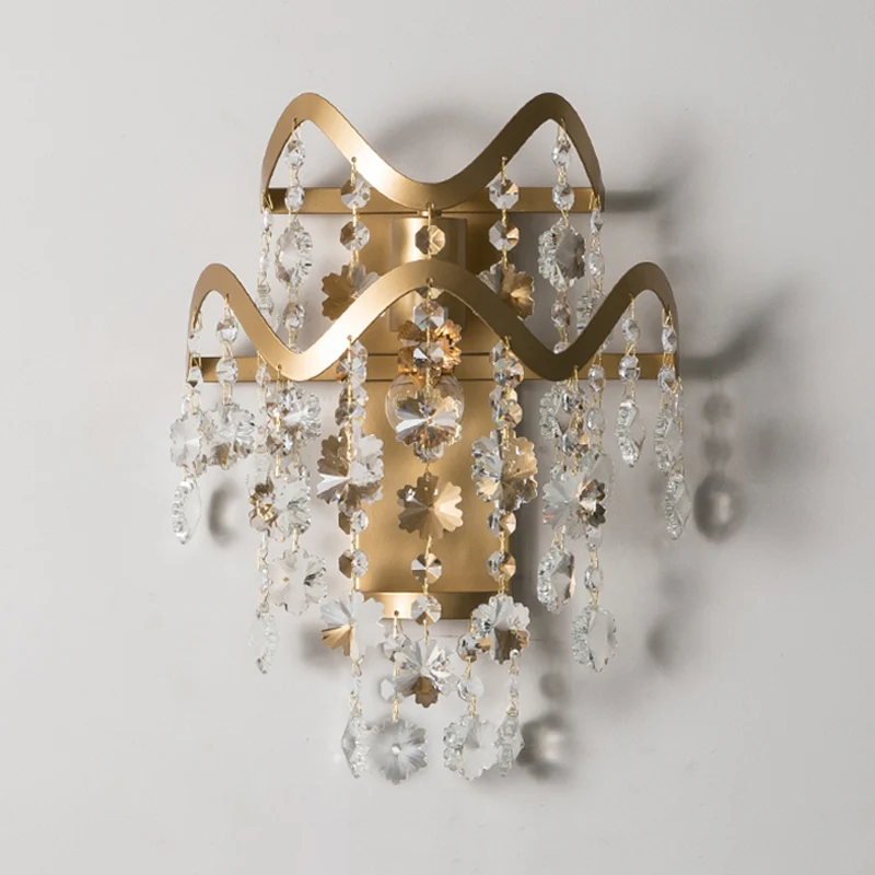 Wave Sconce Light Postmodern Metaal 1-lichts Goudkleurige wandlamp met bloemkristal/schelpaccent Clearhalo
