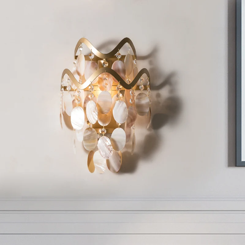 Wave Sconce Light Postmodern Metaal 1-lichts Goudkleurige wandlamp met bloemkristal/schelpaccent Clearhalo