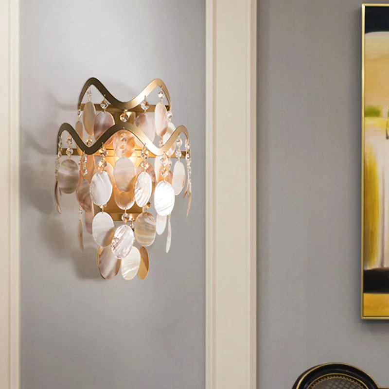 Wave Sconce Light Postmodern Metaal 1-lichts Goudkleurige wandlamp met bloemkristal/schelpaccent Clearhalo