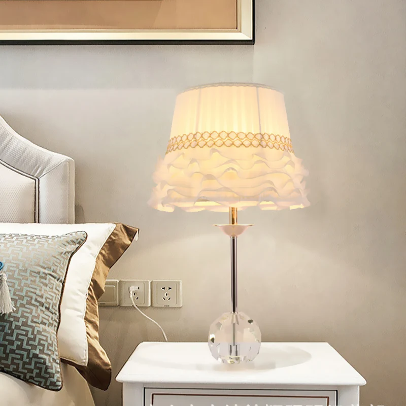 White Flare Task Light Modern 1-lamps stoffen leeslamp met bolvormige heldere kristallen voet Clearhalo