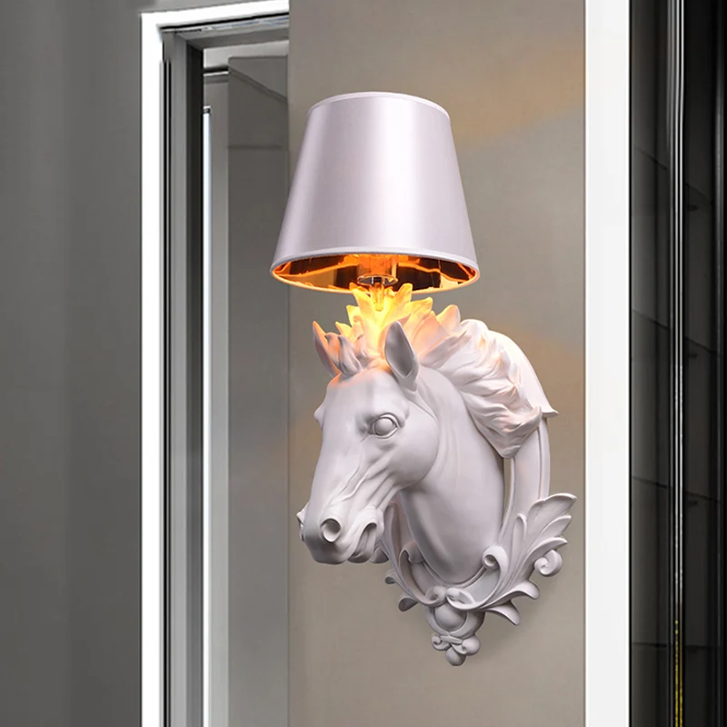 White Horse Wandlamp Platteland 1 Lamp Hars Wandkandelaar met Kegelkap voor Woonkamer, 9,5"/12" W Clearhalo