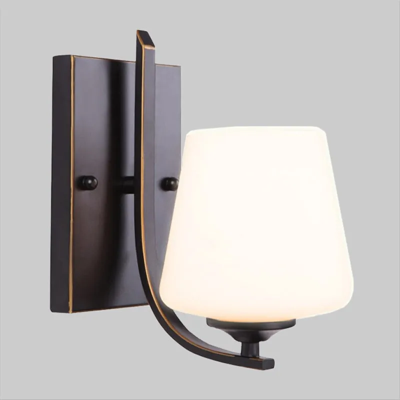 Wit glas zwarte schanslamp bekerachtige enkele lamp retro-stijl wandgemonteerde verlichting met rechthoekige metalen achte...