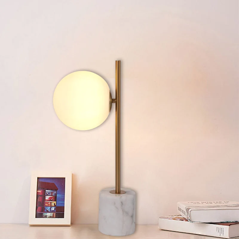 Wit glazen bolnachtlampje, eenvoudige tafellamp met één lamp, koperen paal en marmeren voet Clearhalo