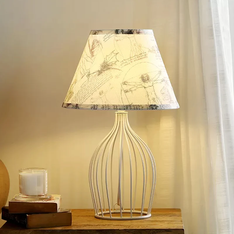 Wit taps toelopend nachtkastje, traditionele stof, 1 kops woonkamer bureaulamp met draadkooibasis Clearhalo
