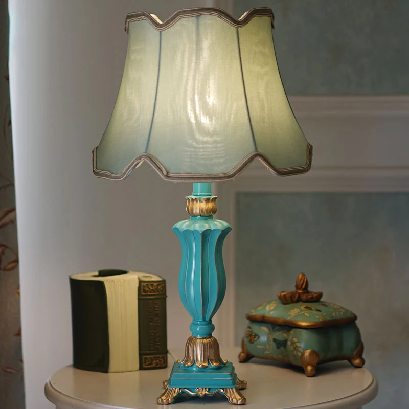 Wit/blauw uitlopende schaduw nachtelijke tafellamp traditionele stijl stof 1-koppige slaapkamer bureaulamp Clearhalo
