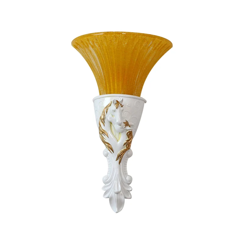 Wit/goud gesneden schanslamp kolonisatie metaal 1 lamp wandverlichtingsarmatuur met uitlopende amberkleurige glazen kap Cl...