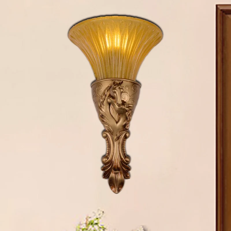 Wit/goud gesneden schanslamp kolonisatie metaal 1 lamp wandverlichtingsarmatuur met uitlopende amberkleurige glazen kap Cl...