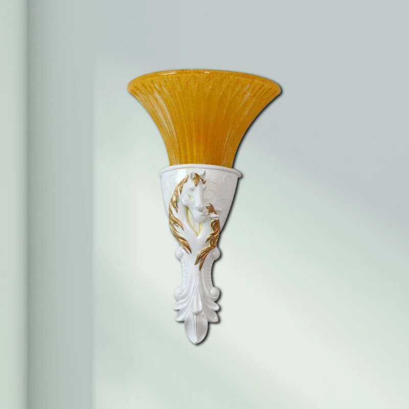 Wit/goud gesneden schanslamp kolonisatie metaal 1 lamp wandverlichtingsarmatuur met uitlopende amberkleurige glazen kap Cl...