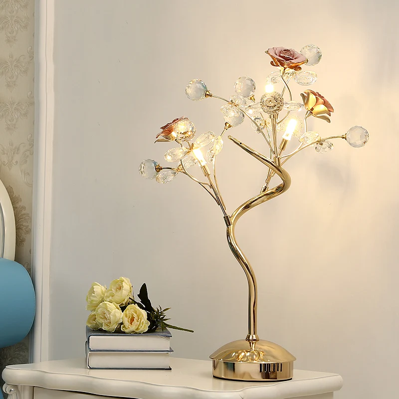 Wit/roze bloementafelverlichting Pastorale stijl Kristallen 3-kops lounge-nachtlamp met keramisch accent Clearhalo