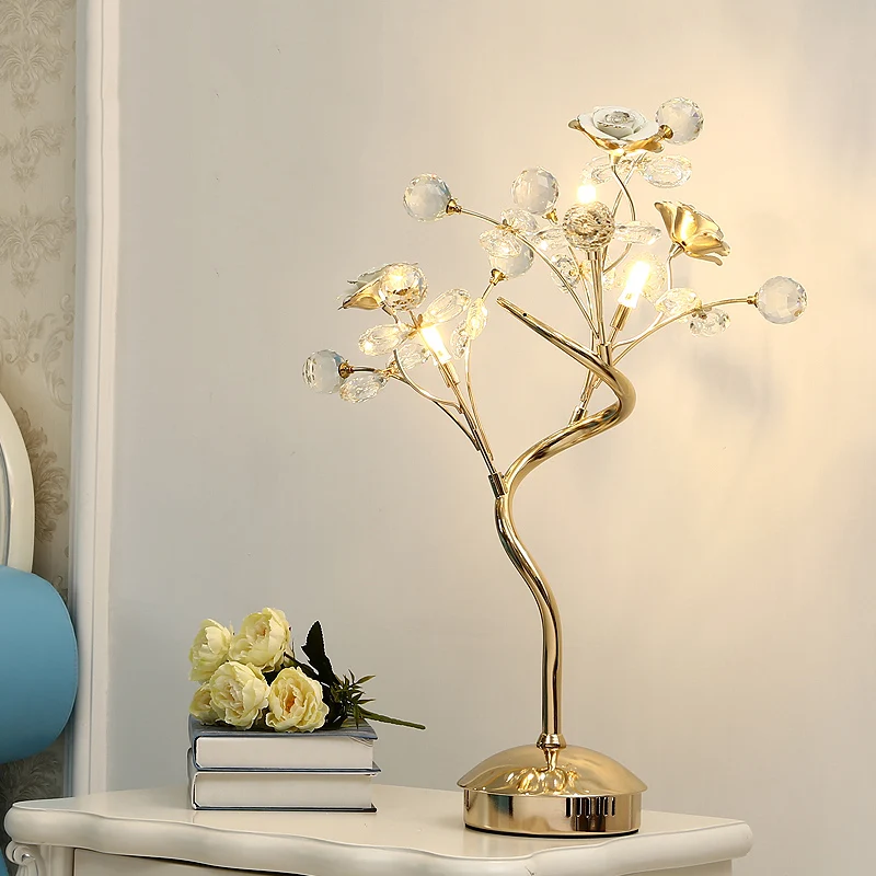 Wit/roze bloementafelverlichting Pastorale stijl Kristallen 3-kops lounge-nachtlamp met keramisch accent Clearhalo