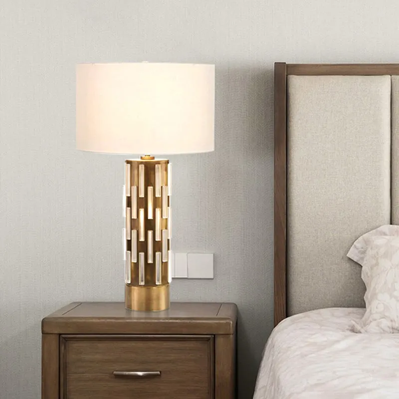 Witte Drum Shade Tafellamp Moderne stoffen bureaulamp met 1 kop en metalen buisvoet voor nachtkastje Clearhalo