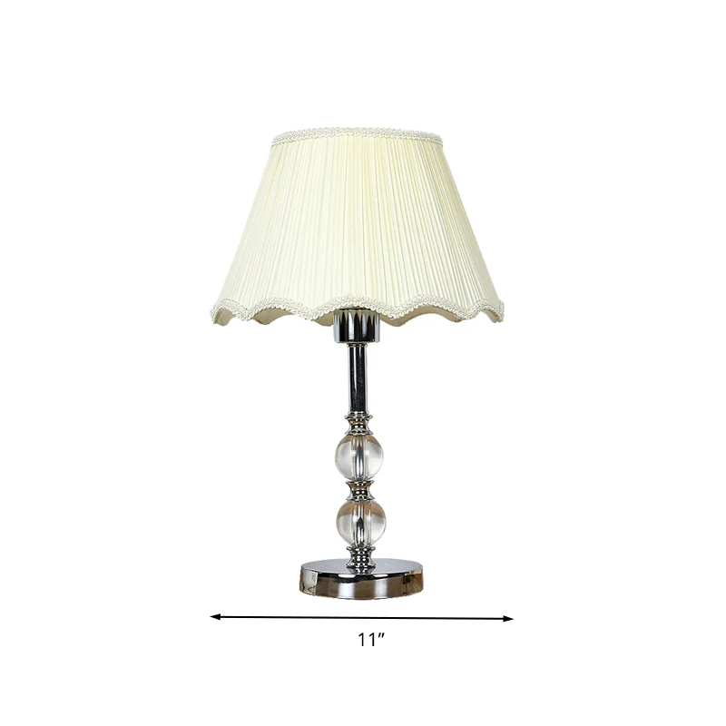 Witte geschulpte nachtlamp Traditionele stoffen slaapkamertafellamp met één hoofd en kristallen bolaccent Clearhalo