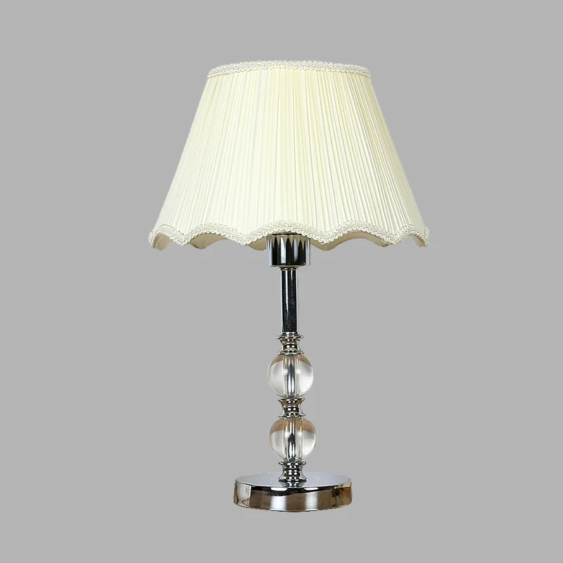 Witte geschulpte nachtlamp Traditionele stoffen slaapkamertafellamp met één hoofd en kristallen bolaccent Clearhalo