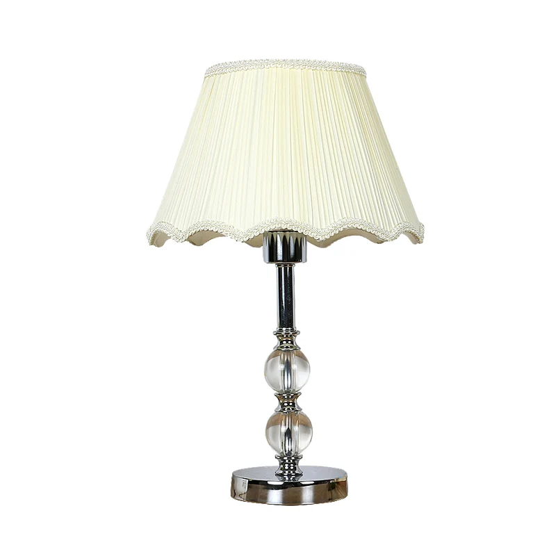 Witte geschulpte nachtlamp Traditionele stoffen slaapkamertafellamp met één hoofd en kristallen bolaccent Clearhalo