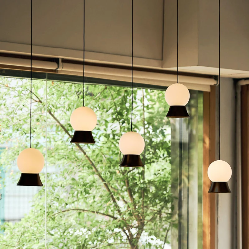 Witte glazen bol hanglampset Postmodern 1-lichts hanglamp met goud/zwarte metalen kap Clearhalo