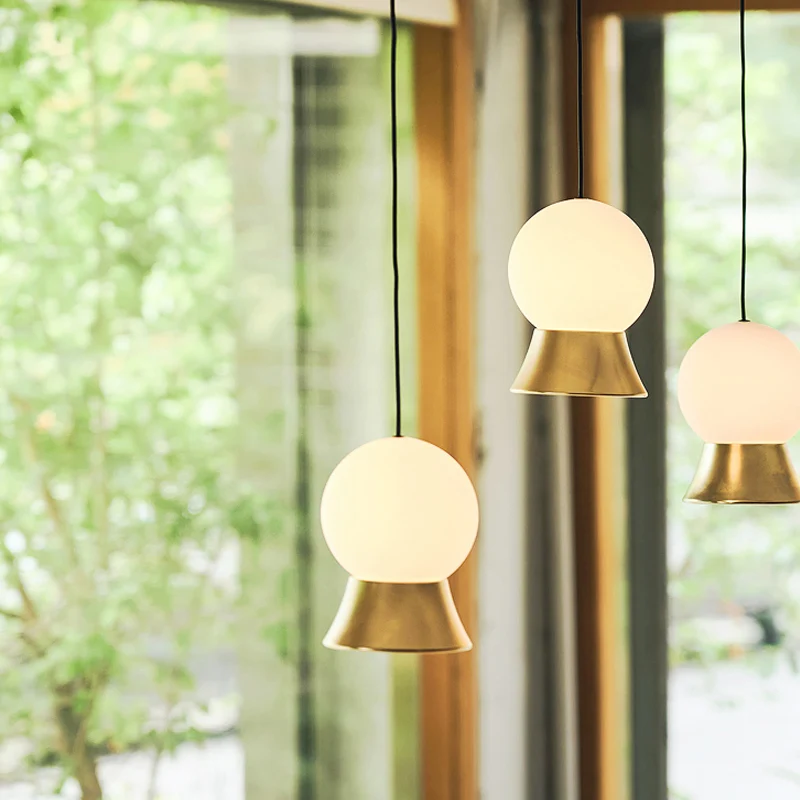 Witte glazen bol hanglampset Postmodern 1-lichts hanglamp met goud/zwarte metalen kap Clearhalo